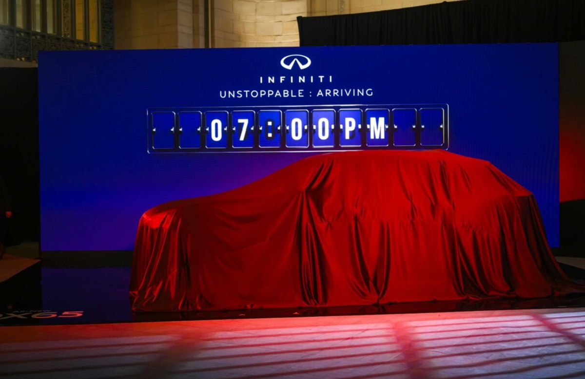 INFINITI QX80: Grand Central, image 8