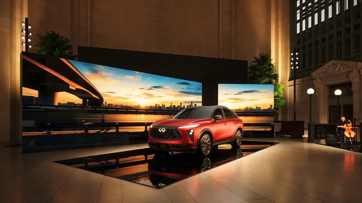 INFINITI QX80: Grand Central, image 1